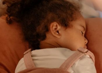 Tipps, wie Sie Ihrem Kleinkind dabei helfen können, den Mittagsschlaf würdevoll zu beenden