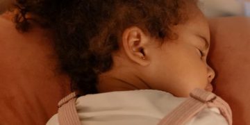 Tipps, wie Sie Ihrem Kleinkind dabei helfen können, den Mittagsschlaf würdevoll zu beenden