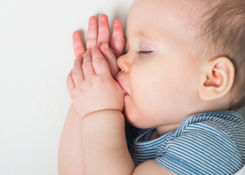 So trainieren Sie ein 3 Monate altes Child zum Schlafen