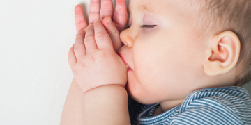 So trainieren Sie ein 3 Monate altes Child zum Schlafen