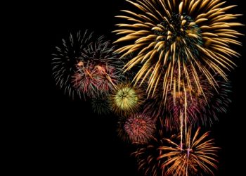 Feuerwerk mit der Familie genießen: Von Neugeborenen bis zum Vorschulalter