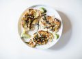 Mit Tahini-Miso überzogene Blumenkohlsteaks