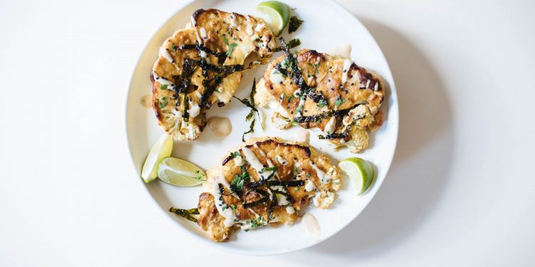 Mit Tahini-Miso überzogene Blumenkohlsteaks