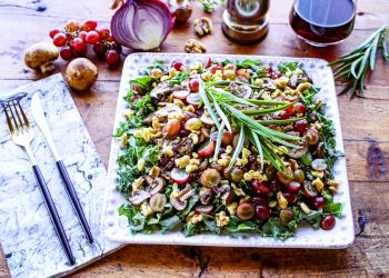 Sonoma-Grünkohlsalat mit roten Trauben und Pilz-Rotwein-French dressing