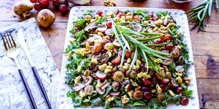 Sonoma-Grünkohlsalat mit roten Trauben und Pilz-Rotwein-French dressing