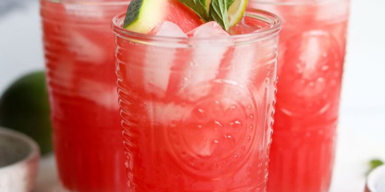 Wassermelonen-Limetten-Mocktail (mit feuchtigkeitsspendenden Elektrolyten)