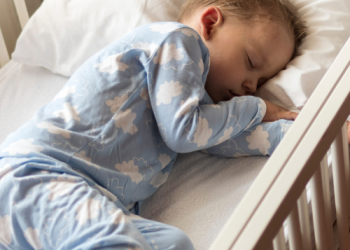 Die 2 Zeichen, dass es Zeit ist, die Schlafenszeit für Ihr Kleinkind nach hinten zu verschieben