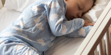 Die 2 Zeichen, dass es Zeit ist, die Schlafenszeit für Ihr Kleinkind nach hinten zu verschieben