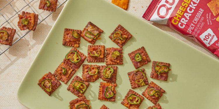 Rezept für würzige kandierte Speck-Käse-Cracker