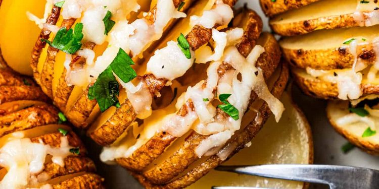 Hasselback-Kartoffeln | Diethood