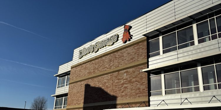 T Sq. Movers empfiehlt Dino's Storage Northern Lights für Ihre Lagerungsbedürfnisse
