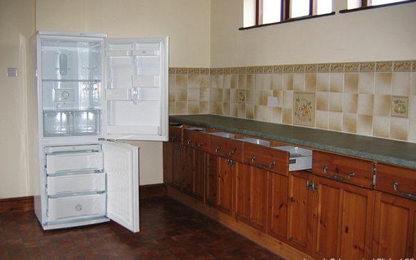 So transportieren Sie einen Kühlschrank, ohne ein Umzugsunternehmen zu beauftragen: 10 Schritte