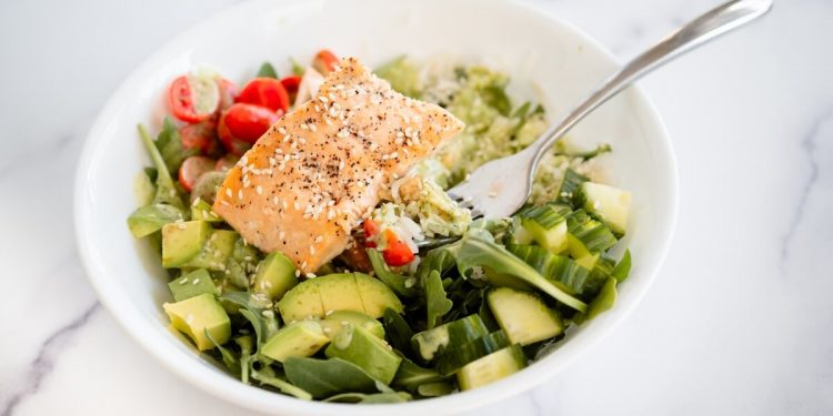 Lachsschalen mit Koriander-Limetten-Dressing