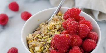 Frühstücksschüssel mit Himbeer-Pistazien-Sorghum
