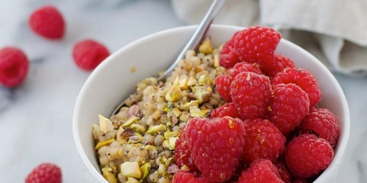 Frühstücksschüssel mit Himbeer-Pistazien-Sorghum