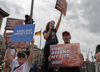 Ihr Leben warfare in Gefahr und sie brauchte eine Abtreibung. Die Versicherung weigerte sich, zu zahlen: Photographs
