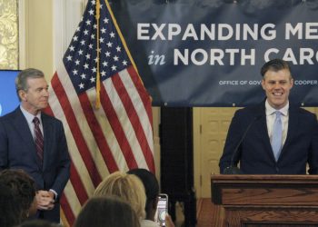 Da die Menschen im Zuge der „Abwicklung“ von Medicaid ihren Versicherungsschutz verlieren, arbeiten die Bundesstaaten daran, den Zugang zu erweitern: Pictures