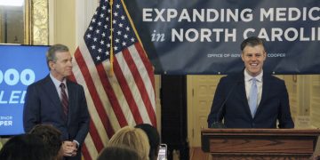 Da die Menschen im Zuge der „Abwicklung“ von Medicaid ihren Versicherungsschutz verlieren, arbeiten die Bundesstaaten daran, den Zugang zu erweitern: Pictures