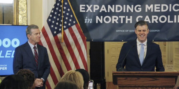 Da die Menschen im Zuge der „Abwicklung“ von Medicaid ihren Versicherungsschutz verlieren, arbeiten die Bundesstaaten daran, den Zugang zu erweitern: Pictures