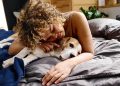 Schlafqualität und Tiertherapie: Der Leitfaden für gemütliche Begleiter – Higher Sleep Council