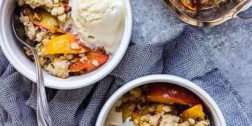 Einfacher veganer Pfirsich-Crisp | Ernährungsberaterin Debbie Dishes