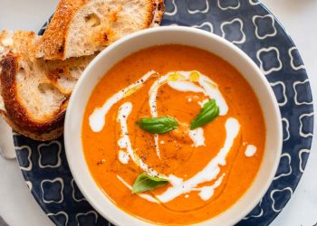 Cremige vegane Tomatensuppe | Ernährungsberaterin Debbie Dishes