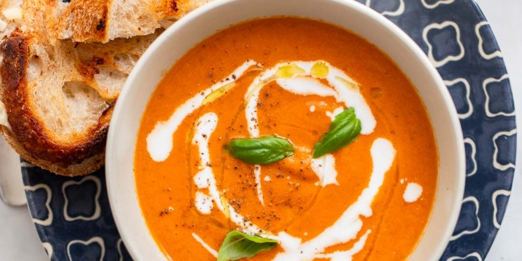 Cremige vegane Tomatensuppe | Ernährungsberaterin Debbie Dishes