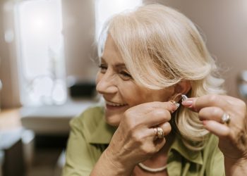 Signia stellt Ohrhörer-Hörgeräte mit Klangqualität auf Korrekturniveau vor