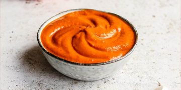 Ajvar-Dip (Sauce aus gerösteten roten Paprikaschoten)