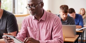 Gehen Sie zurück zur Schule, um zusätzliches Einkommen zu erzielen