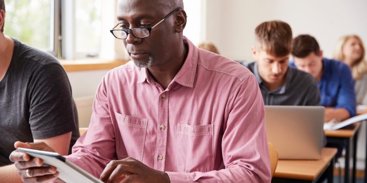 Gehen Sie zurück zur Schule, um zusätzliches Einkommen zu erzielen