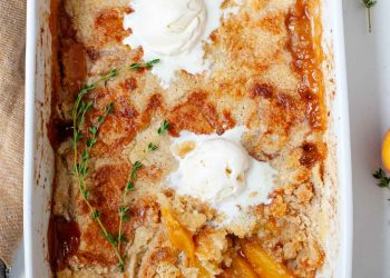 Pfirsich-Cobbler mit Kuchenmischung und frischen Pfirsichen