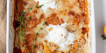 Pfirsich-Cobbler mit Kuchenmischung und frischen Pfirsichen