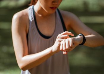 „Münzgroße“ Model des in China entwickelten Dexcom G6-Sensors