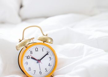 So passen Sie den Schlaf Ihres Kindes an die Sommerzeit an