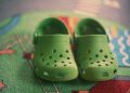 Crocs sind beliebte Kinderschuhe, aber sind sie schlecht für junge Füße? : Schüsse