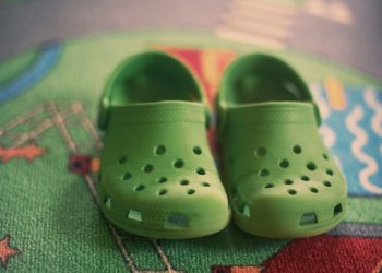 Crocs sind beliebte Kinderschuhe, aber sind sie schlecht für junge Füße? : Schüsse
