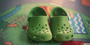 Crocs sind beliebte Kinderschuhe, aber sind sie schlecht für junge Füße? : Schüsse
