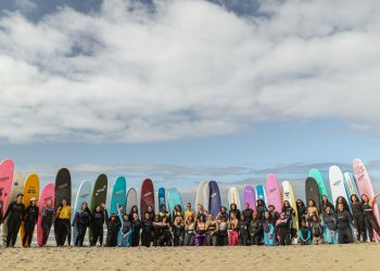 Surft ihren Weg aus der sozialen Angst, die viele in der Era Z teilen: Pictures