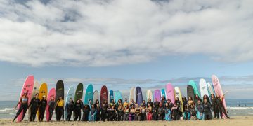 Surft ihren Weg aus der sozialen Angst, die viele in der Era Z teilen: Pictures