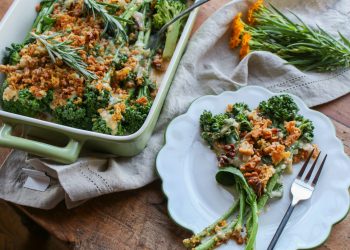 Veganer Brokkoli-Auflauf mit Gratin