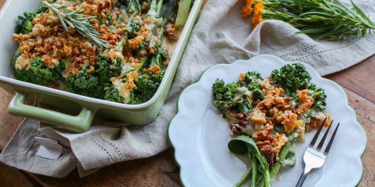 Veganer Brokkoli-Auflauf mit Gratin