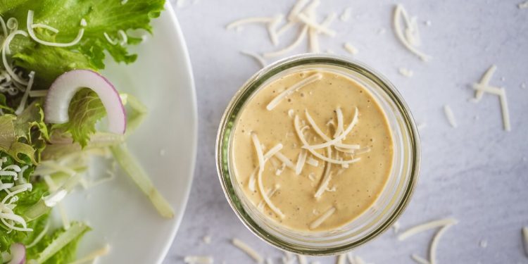 Hausgemachtes Caesar-Salat-Dressing (non-obligatory mit Milchprodukten)
