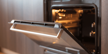 So reinigen Sie einen Ofen (mit ungiftigen Reinigungsmitteln)