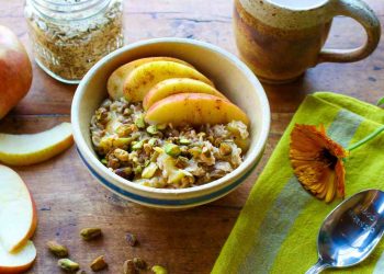Apfel-Zimt-Haferflocken mit Pistazien