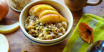 Apfel-Zimt-Haferflocken mit Pistazien