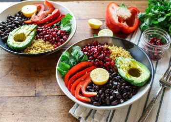 Vegane Schüssel mit schwarzen Bohnen und Reis