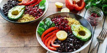 Vegane Schüssel mit schwarzen Bohnen und Reis