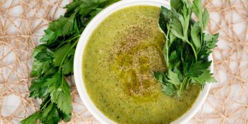 So bereiten Sie eine Detox-Suppe mit Bielers-Gemüsebrühe zu