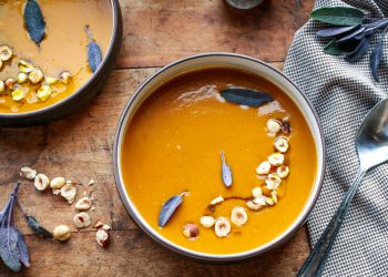 Cremige vegane geröstete Butternusskürbissuppe